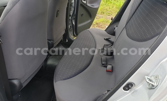 Sayi Imported Toyota Yaris Azurfa Mota in Yaounde a Babban Kamaru Sayi Imported Toyota Yaris Azurfa Mota in Yaounde a Babban Kamaru