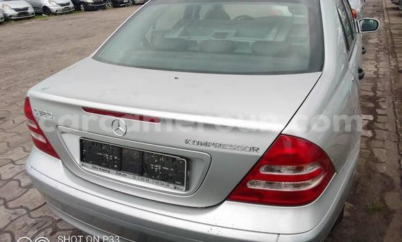 Sayi Na hannu Mercedes Viano Azurfa Mota in Douala a Ƙasar Kamaru