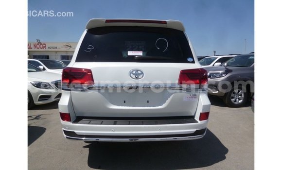 Acheter Import Voiture Toyota Land Cruiser Blanc à Import - Dubai, Adamawa Acheter Import Voiture Toyota Land Cruiser Blanc à Import - Dubai, Adamawa