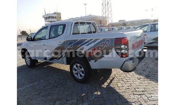 Sayi Imported Mitsubishi L200 White Mota in Import - Dubai a Adamawa Sayi Imported Mitsubishi L200 White Mota in Import - Dubai a Adamawa