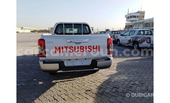 Sayi Imported Mitsubishi L200 White Mota in Import - Dubai a Adamawa Sayi Imported Mitsubishi L200 White Mota in Import - Dubai a Adamawa