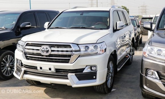 Acheter Import Voiture Toyota Land Cruiser Blanc à Import - Dubai, Adamawa Acheter Import Voiture Toyota Land Cruiser Blanc à Import - Dubai, Adamawa