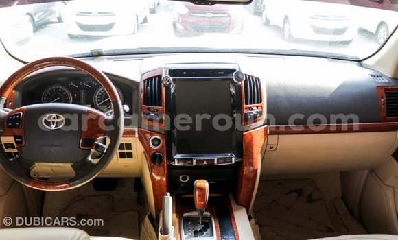 Acheter Import Voiture Toyota Land Cruiser Blanc à Import - Dubai, Adamawa Acheter Import Voiture Toyota Land Cruiser Blanc à Import - Dubai, Adamawa