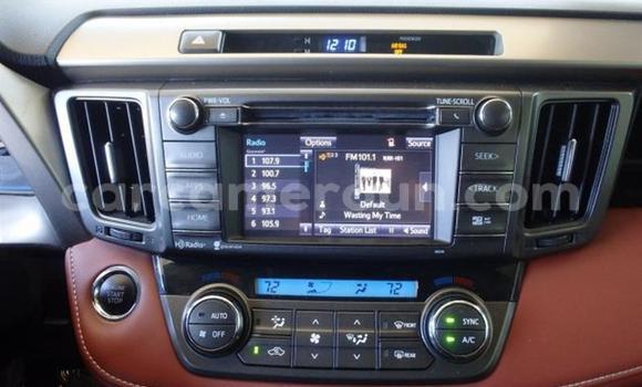 Sayi Na hannu Toyota RAV4 White Mota in Douala a Ƙasar Kamaru Sayi Na hannu Toyota RAV4 White Mota in Douala a Ƙasar Kamaru