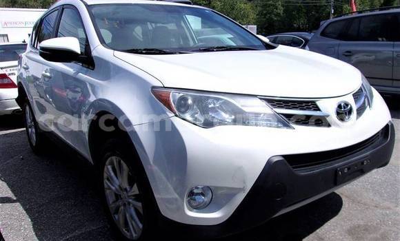 Sayi Na hannu Toyota RAV4 White Mota in Douala a Ƙasar Kamaru Sayi Na hannu Toyota RAV4 White Mota in Douala a Ƙasar Kamaru