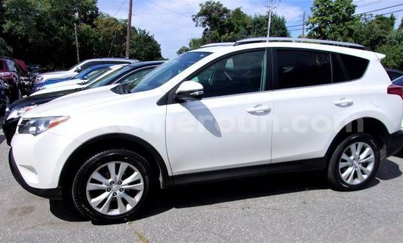 Sayi Na hannu Toyota RAV4 White Mota in Douala a Ƙasar Kamaru Sayi Na hannu Toyota RAV4 White Mota in Douala a Ƙasar Kamaru