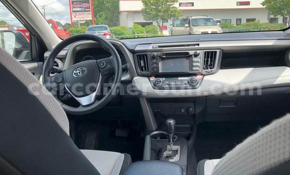 Sayi Na hannu Toyota RAV4 White Mota in Douala a Ƙasar Kamaru Sayi Na hannu Toyota RAV4 White Mota in Douala a Ƙasar Kamaru