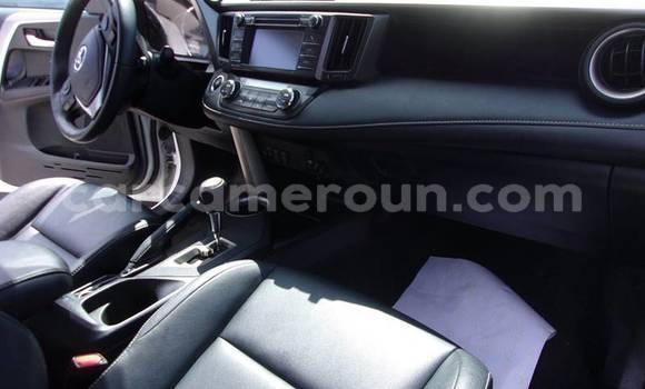 Sayi Na hannu Toyota RAV4 White Mota in Douala a Ƙasar Kamaru Sayi Na hannu Toyota RAV4 White Mota in Douala a Ƙasar Kamaru