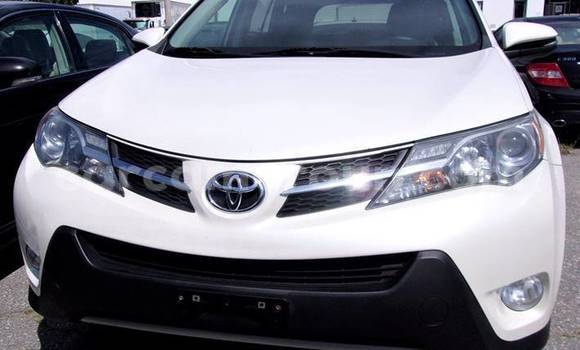Sayi Na hannu Toyota RAV4 White Mota in Douala a Ƙasar Kamaru Sayi Na hannu Toyota RAV4 White Mota in Douala a Ƙasar Kamaru