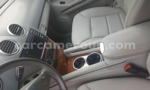 Sayi Na hannu Mercedes‒Benz ML–Class Black Mota in Douala a Ƙasar Kamaru Sayi Na hannu Mercedes‒Benz ML–Class Black Mota in Douala a Ƙasar Kamaru