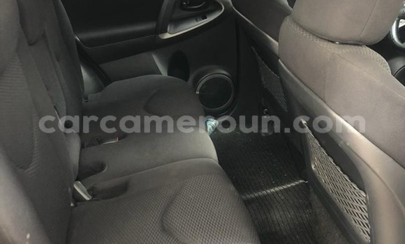 Sayi Na hannu Toyota RAV4 Red Mota in Douala a Ƙasar Kamaru Sayi Na hannu Toyota RAV4 Red Mota in Douala a Ƙasar Kamaru