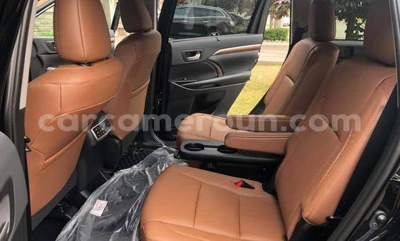 Sayi Na hannu Toyota Highlander Black Mota in Douala a Ƙasar Kamaru Sayi Na hannu Toyota Highlander Black Mota in Douala a Ƙasar Kamaru