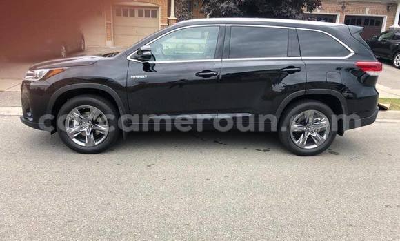 Sayi Na hannu Toyota Highlander Black Mota in Douala a Ƙasar Kamaru Sayi Na hannu Toyota Highlander Black Mota in Douala a Ƙasar Kamaru