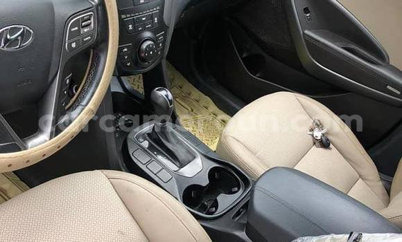 Sayi Na hannu Hyundai Santa Fe White Mota in Douala a Ƙasar Kamaru Sayi Na hannu Hyundai Santa Fe White Mota in Douala a Ƙasar Kamaru