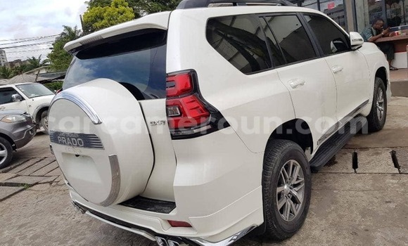 Sayi Na hannu Toyota Land Cruiser White Mota in Douala a Ƙasar Kamaru Sayi Na hannu Toyota Land Cruiser White Mota in Douala a Ƙasar Kamaru