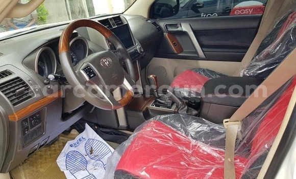 Sayi Na hannu Toyota Land Cruiser White Mota in Douala a Ƙasar Kamaru Sayi Na hannu Toyota Land Cruiser White Mota in Douala a Ƙasar Kamaru