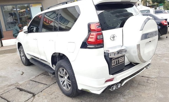 Sayi Na hannu Toyota Land Cruiser White Mota in Douala a Ƙasar Kamaru Sayi Na hannu Toyota Land Cruiser White Mota in Douala a Ƙasar Kamaru