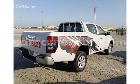 Sayi Imported Mitsubishi L200 White Mota in Import - Dubai a Adamawa Sayi Imported Mitsubishi L200 White Mota in Import - Dubai a Adamawa