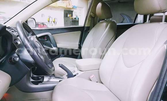 Sayi Na hannu Toyota RAV4 Black Mota in Douala a Ƙasar Kamaru Sayi Na hannu Toyota RAV4 Black Mota in Douala a Ƙasar Kamaru