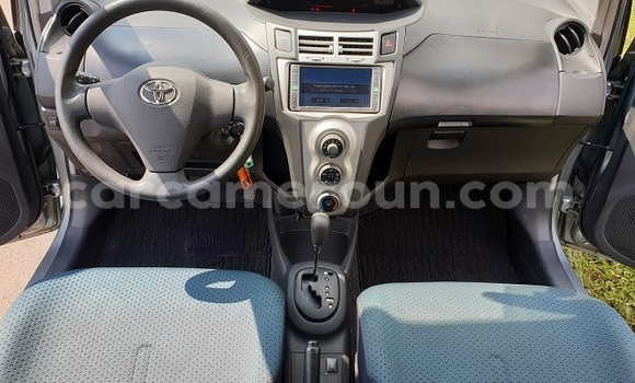 Sayi Imported Toyota Yaris Azurfa Mota in Yaounde a Babban Kamaru Sayi Imported Toyota Yaris Azurfa Mota in Yaounde a Babban Kamaru