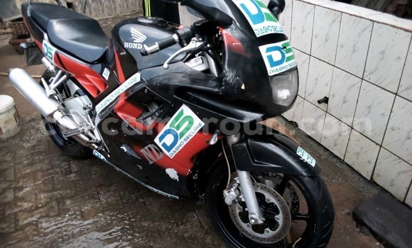 Sayi Na hannu Honda CBR Black Motsi in Douala a Ƙasar Kamaru