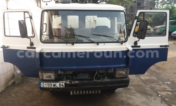 Sayi Imported Iveco Zeta White Babbar mota in Douala a Ƙasar Kamaru