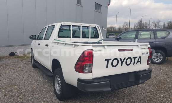 Sayi Na hannu Toyota Hilux White Mota in Douala a Ƙasar Kamaru Sayi Na hannu Toyota Hilux White Mota in Douala a Ƙasar Kamaru
