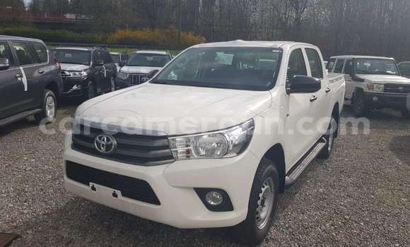 Sayi Na hannu Toyota Hilux White Mota in Douala a Ƙasar Kamaru Sayi Na hannu Toyota Hilux White Mota in Douala a Ƙasar Kamaru