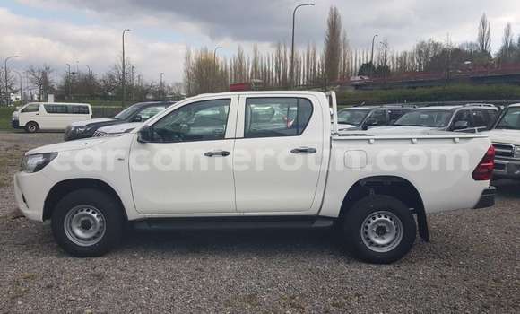Sayi Na hannu Toyota Hilux White Mota in Douala a Ƙasar Kamaru Sayi Na hannu Toyota Hilux White Mota in Douala a Ƙasar Kamaru