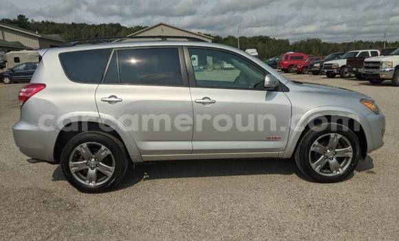 Sayi Na hannu Toyota RAV4 Azurfa Mota in Douala a Ƙasar Kamaru Sayi Na hannu Toyota RAV4 Azurfa Mota in Douala a Ƙasar Kamaru