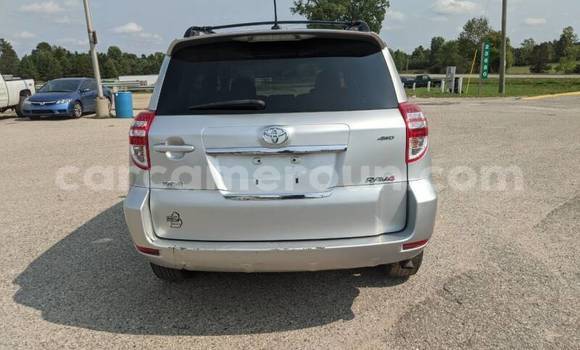 Sayi Na hannu Toyota RAV4 Azurfa Mota in Douala a Ƙasar Kamaru Sayi Na hannu Toyota RAV4 Azurfa Mota in Douala a Ƙasar Kamaru