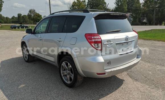 Sayi Na hannu Toyota RAV4 Azurfa Mota in Douala a Ƙasar Kamaru Sayi Na hannu Toyota RAV4 Azurfa Mota in Douala a Ƙasar Kamaru