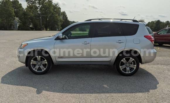 Sayi Na hannu Toyota RAV4 Azurfa Mota in Douala a Ƙasar Kamaru Sayi Na hannu Toyota RAV4 Azurfa Mota in Douala a Ƙasar Kamaru