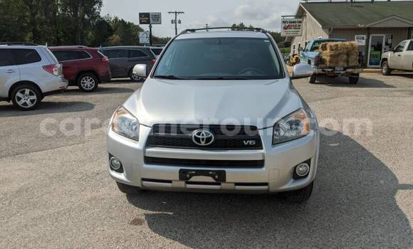 Sayi Na hannu Toyota RAV4 Azurfa Mota in Douala a Ƙasar Kamaru Sayi Na hannu Toyota RAV4 Azurfa Mota in Douala a Ƙasar Kamaru
