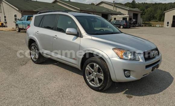 Sayi Na hannu Toyota RAV4 Azurfa Mota in Douala a Ƙasar Kamaru Sayi Na hannu Toyota RAV4 Azurfa Mota in Douala a Ƙasar Kamaru