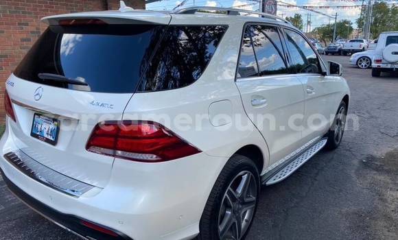 Sayi Na hannu Mercedes‒Benz GLE White Mota in Douala a Ƙasar Kamaru Sayi Na hannu Mercedes‒Benz GLE White Mota in Douala a Ƙasar Kamaru
