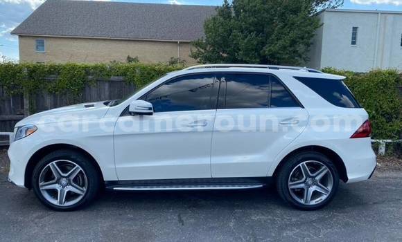 Sayi Na hannu Mercedes‒Benz GLE White Mota in Douala a Ƙasar Kamaru Sayi Na hannu Mercedes‒Benz GLE White Mota in Douala a Ƙasar Kamaru