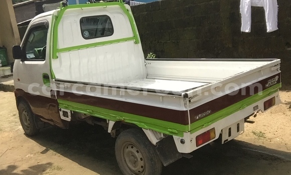 Sayi Na hannu Suzuki Carry White Babbar mota in Douala a Ƙasar Kamaru Sayi Na hannu Suzuki Carry White Babbar mota in Douala a Ƙasar Kamaru