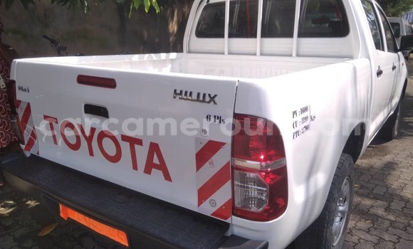 Sayi Na hannu Toyota Hilux White Mota in Douala a Ƙasar Kamaru Sayi Na hannu Toyota Hilux White Mota in Douala a Ƙasar Kamaru