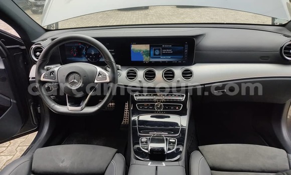 Sayi Imported Mercedes‒Benz E–Class Azurfa Mota in Douala a Ƙasar Kamaru Sayi Imported Mercedes‒Benz E–Class Azurfa Mota in Douala a Ƙasar Kamaru
