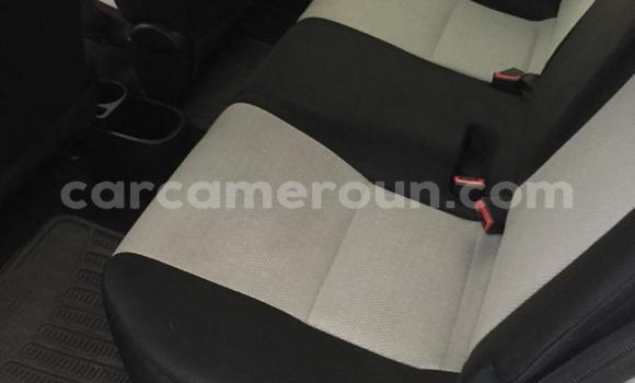 Sayi Imported Toyota Yaris Azurfa Mota in Douala a Ƙasar Kamaru Sayi Imported Toyota Yaris Azurfa Mota in Douala a Ƙasar Kamaru