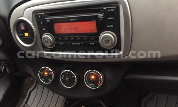 Sayi Imported Toyota Yaris Azurfa Mota in Douala a Ƙasar Kamaru Sayi Imported Toyota Yaris Azurfa Mota in Douala a Ƙasar Kamaru
