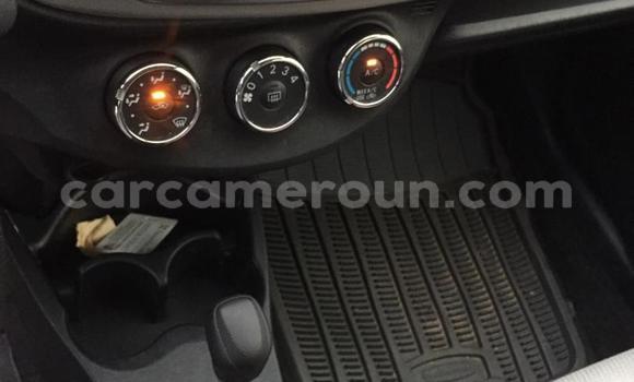 Sayi Imported Toyota Yaris Azurfa Mota in Douala a Ƙasar Kamaru Sayi Imported Toyota Yaris Azurfa Mota in Douala a Ƙasar Kamaru