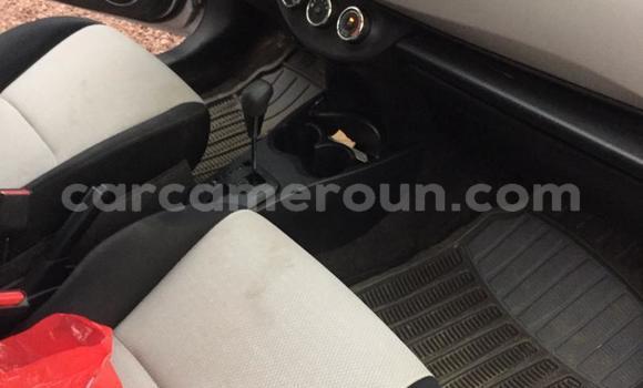 Sayi Imported Toyota Yaris Azurfa Mota in Douala a Ƙasar Kamaru Sayi Imported Toyota Yaris Azurfa Mota in Douala a Ƙasar Kamaru