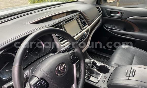 Sayi Na hannu Toyota Highlander White Mota in Douala a Ƙasar Kamaru Sayi Na hannu Toyota Highlander White Mota in Douala a Ƙasar Kamaru