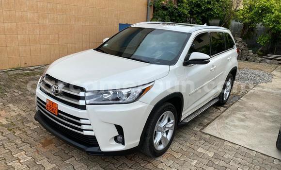 Sayi Na hannu Toyota Highlander White Mota in Douala a Ƙasar Kamaru Sayi Na hannu Toyota Highlander White Mota in Douala a Ƙasar Kamaru