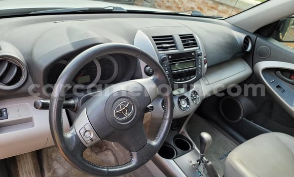 Sayi Imported Toyota RAV4 Azurfa Mota in Douala a Ƙasar Kamaru Sayi Imported Toyota RAV4 Azurfa Mota in Douala a Ƙasar Kamaru