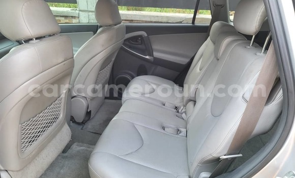 Sayi Imported Toyota RAV4 Azurfa Mota in Douala a Ƙasar Kamaru Sayi Imported Toyota RAV4 Azurfa Mota in Douala a Ƙasar Kamaru