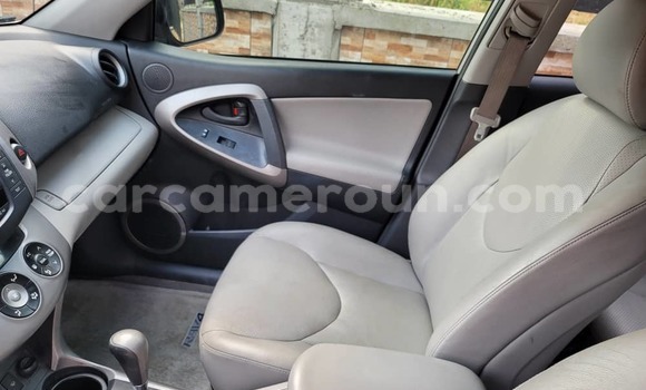 Sayi Imported Toyota RAV4 Azurfa Mota in Douala a Ƙasar Kamaru Sayi Imported Toyota RAV4 Azurfa Mota in Douala a Ƙasar Kamaru