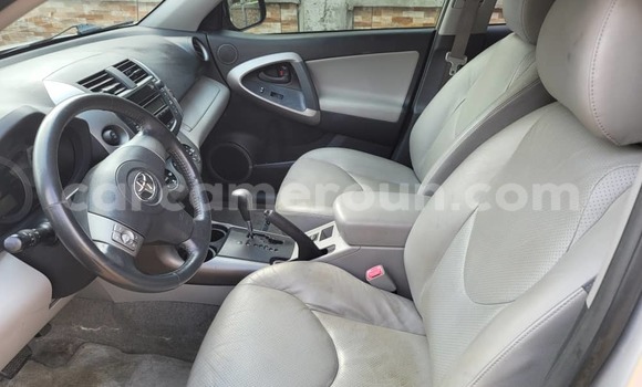 Sayi Imported Toyota RAV4 Azurfa Mota in Douala a Ƙasar Kamaru Sayi Imported Toyota RAV4 Azurfa Mota in Douala a Ƙasar Kamaru